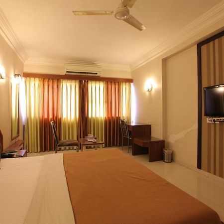 Hotel Prudent Vadodara Exterior photo