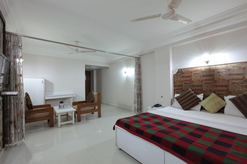 Hotel Prudent Vadodara Exterior photo