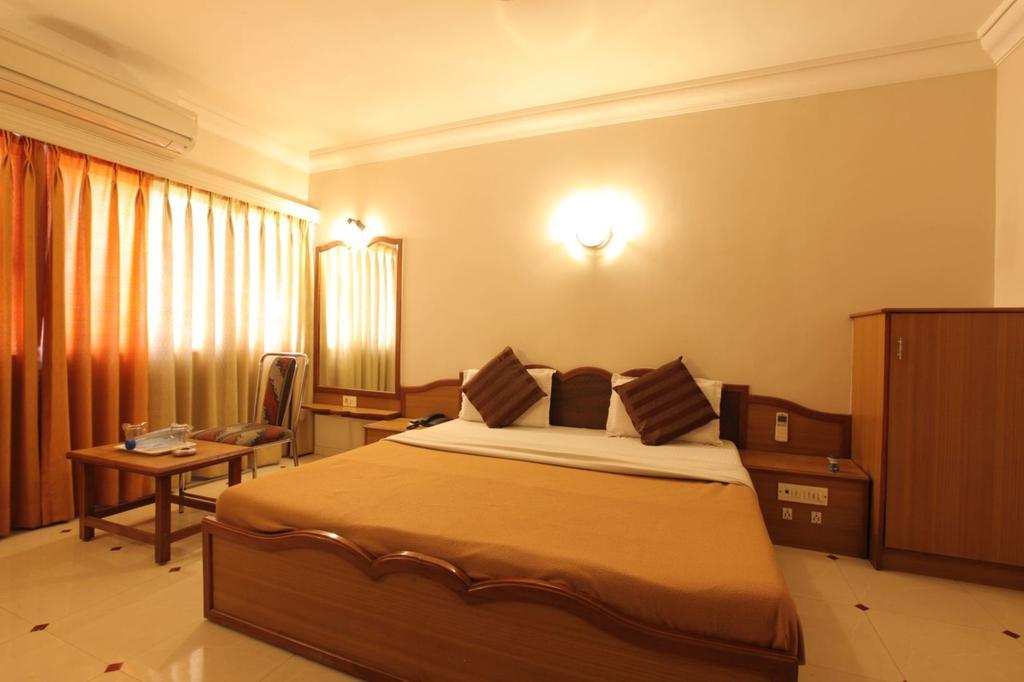 Hotel Prudent Vadodara Exterior photo