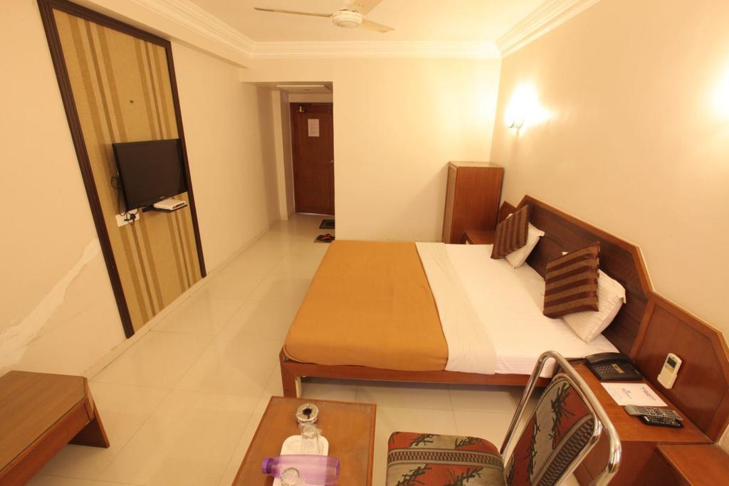Hotel Prudent Vadodara Room photo